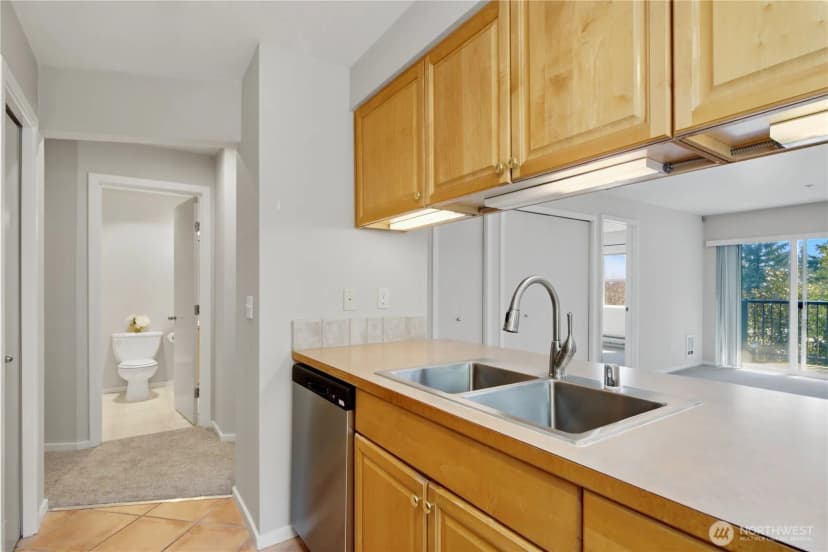 Property photo for 12345 Roosevelt Way Ne #305, Seattle photo 7