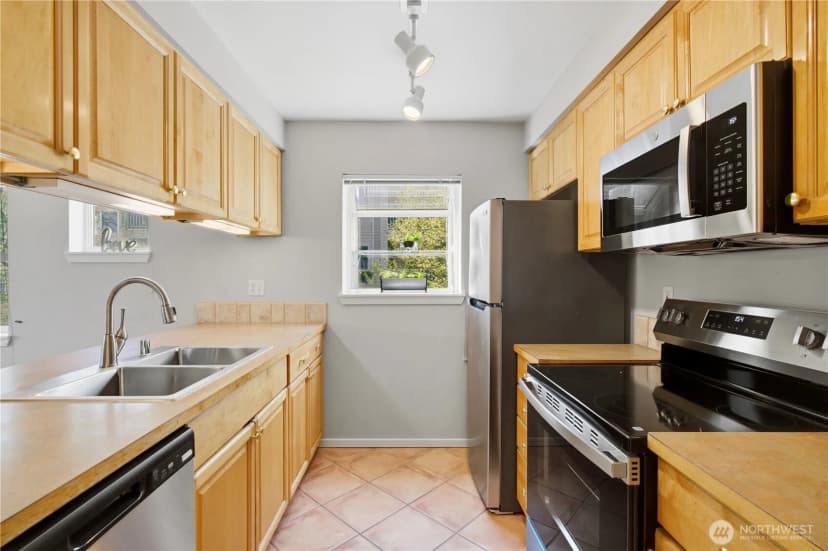 Property photo for 12345 Roosevelt Way Ne #305, Seattle photo 6