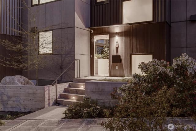Property photo for 305 Lee Street, Seattle photo 3