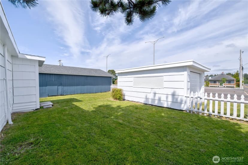 Property photo for 106 5th Street Se, Long Beach photo 28