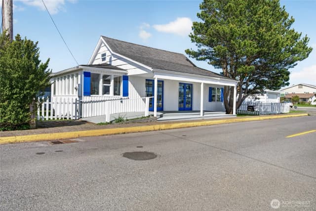 Property photo for 106 5th Street Se, Long Beach