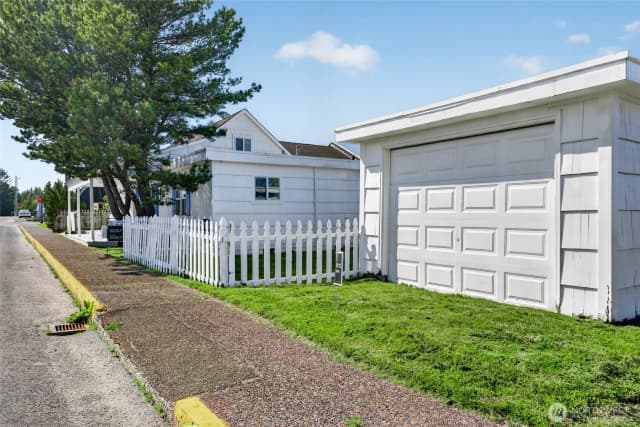 Property photo for 106 5th Street Se, Long Beach photo 5