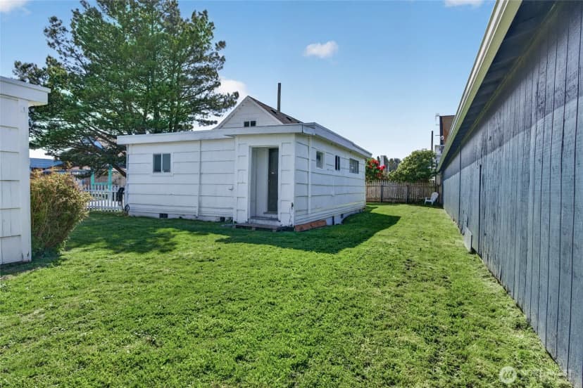 Property photo for 106 5th Street Se, Long Beach photo 27