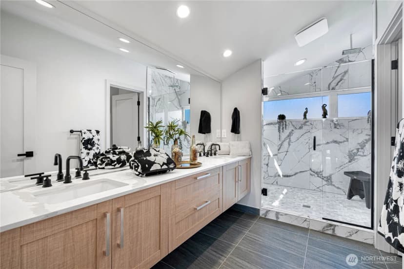 Property photo for 7107 Aurora Avenue N, Seattle photo 17