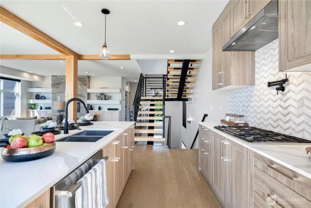 Property photo for 7107 Aurora Avenue N, Seattle photo 4