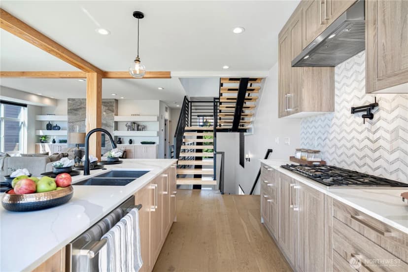 Property photo for 7107 Aurora Avenue N, Seattle photo 4