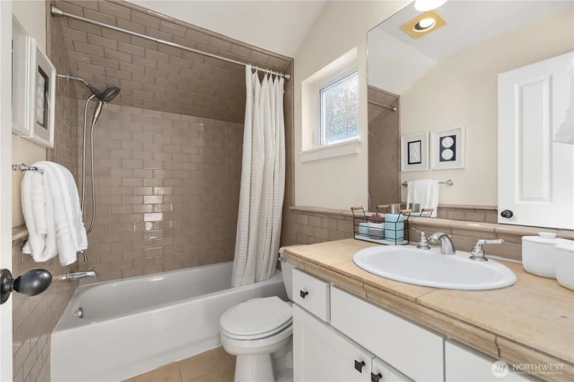 Property photo for 1123 24th Avenue S, Seattle photo 16