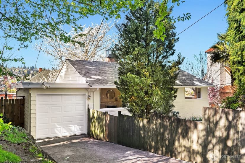 Property photo for 1403 W Dravus Street, Seattle photo 4