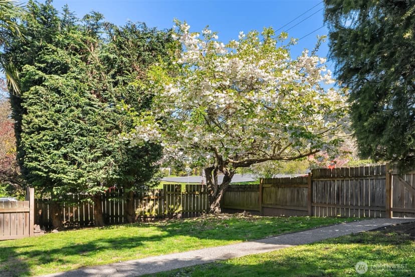Property photo for 1403 W Dravus Street, Seattle photo 5