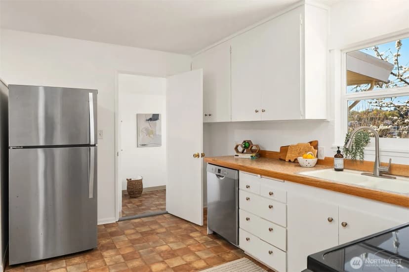 Property photo for 1403 W Dravus Street, Seattle photo 15
