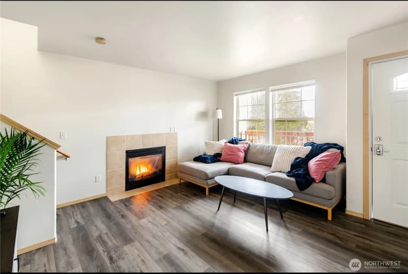 Property photo for 10047 17th Avenue Sw, Seattle photo 3