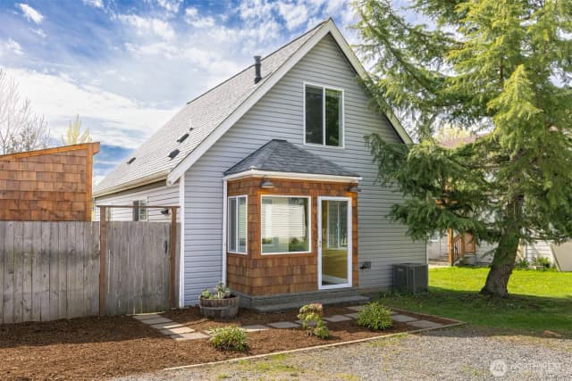 Property photo for 1407 E Illinois Street, Bellingham