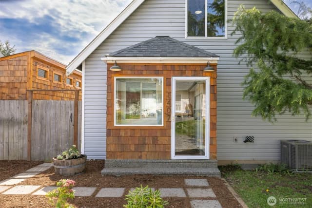 Property photo for 1407 E Illinois Street, Bellingham photo 2