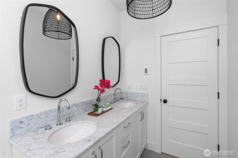 Property photo for 2708 1st Avenue W, Seattle photo 19