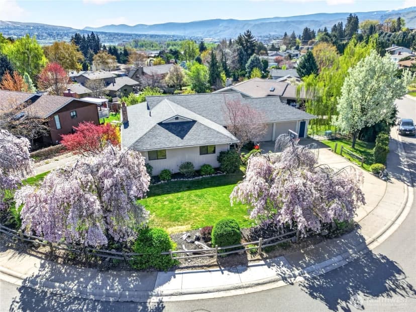 Property photo for 2629 Lemaister Avenue, Wenatchee photo 2