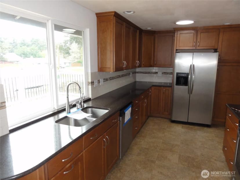 Property photo for 523 160th Street E, Tacoma photo 6