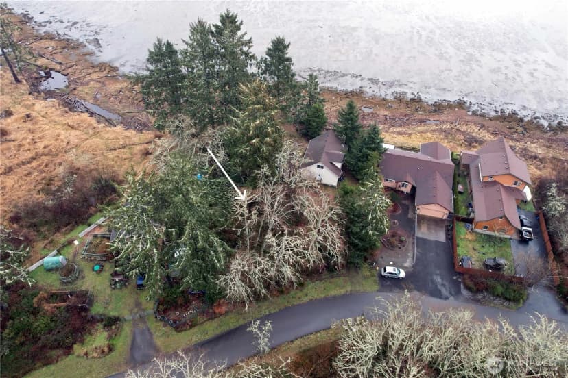 Property photo for 816 Duck Lake Drive Ne, Ocean Shores photo 9