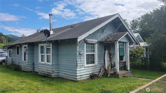 Property photo for 107 1st Street, Morton