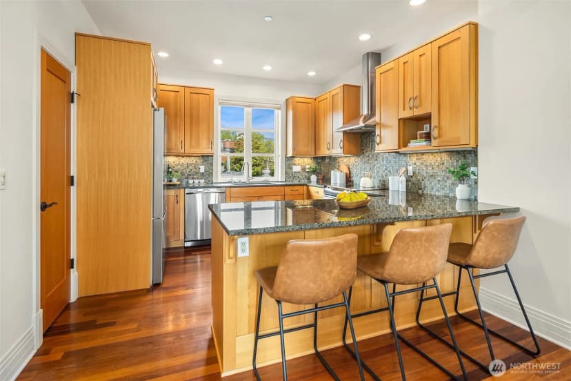 Property photo for 3215 W Lynn Street, Seattle photo 8
