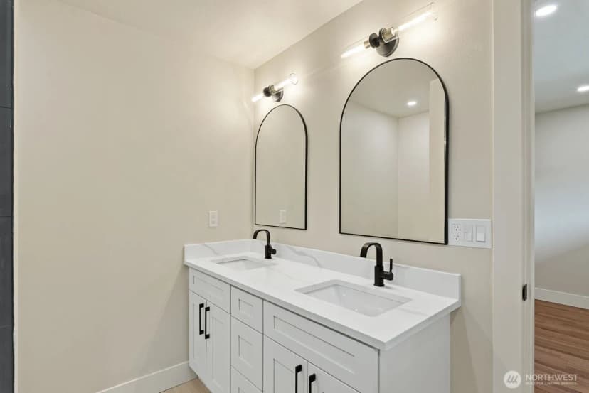 Property photo for 2425 Nw Blue Ridge Drive, Seattle photo 13