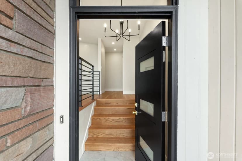 Property photo for 2425 Nw Blue Ridge Drive, Seattle photo 4