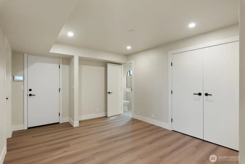 Property photo for 2425 Nw Blue Ridge Drive, Seattle photo 20