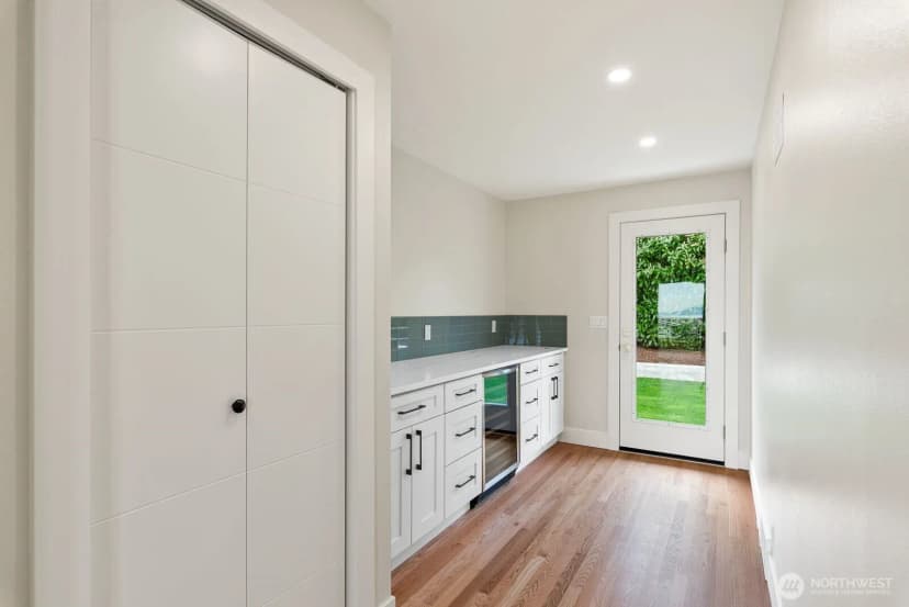 Property photo for 2425 Nw Blue Ridge Drive, Seattle photo 10