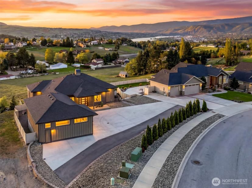 Property photo for 854 Autumn Crest Drive, Wenatchee photo 2