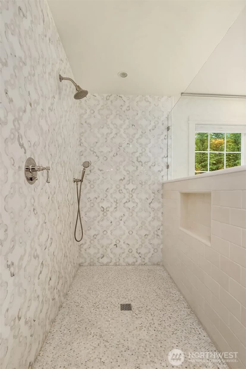 Property photo for 8105 Overlake Drive W, Medina photo 17