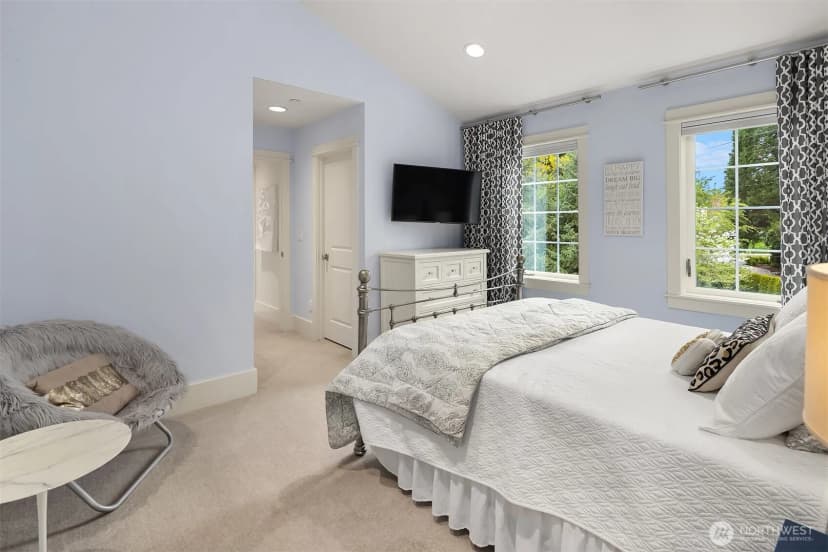 Property photo for 8105 Overlake Drive W, Medina photo 19