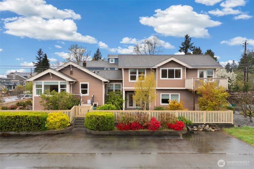 Property photo for 9500 Phinney Avenue N, Seattle photo 2