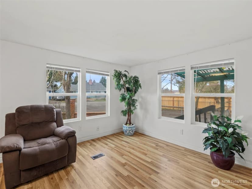 Property photo for 11040 14th Avenue Sw, Seattle photo 8