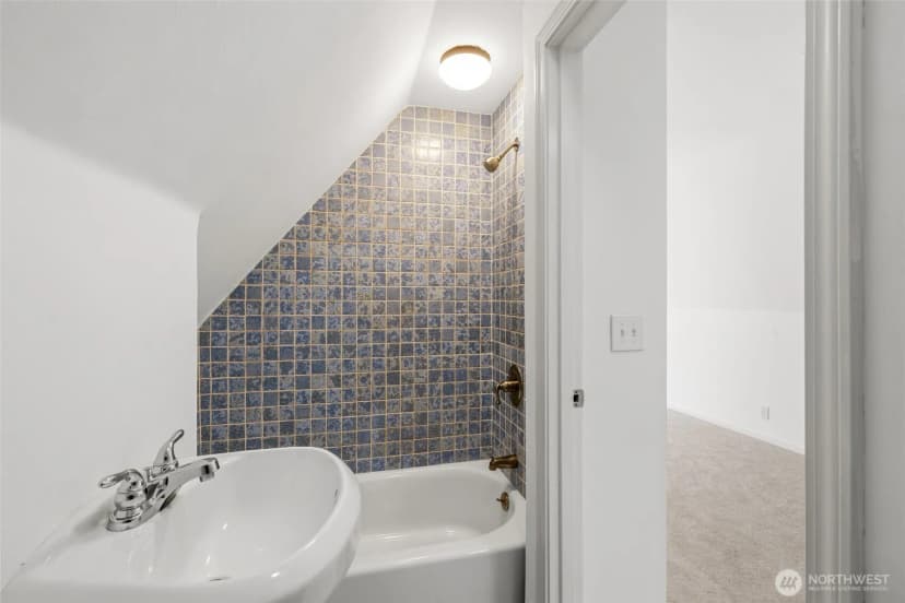 Property photo for 2408 164th Avenue Ne, Bellevue photo 22
