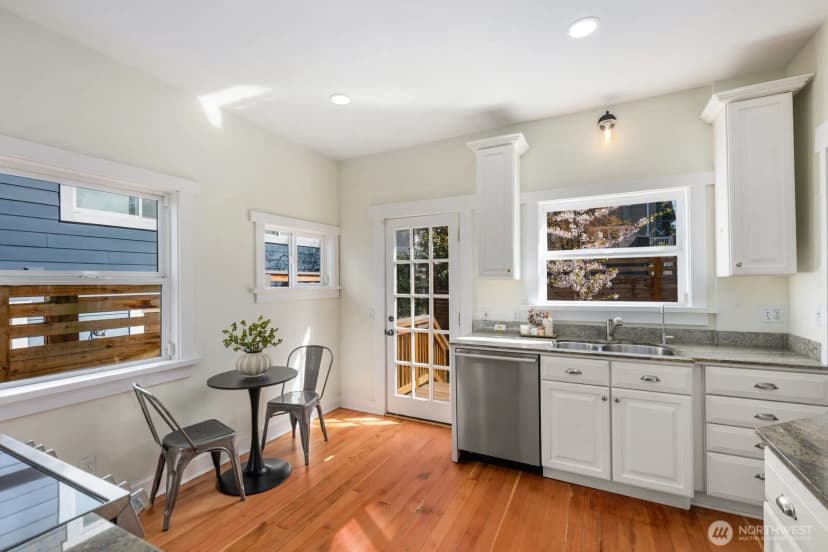Property photo for 2556 10th Avenue W, Seattle photo 14