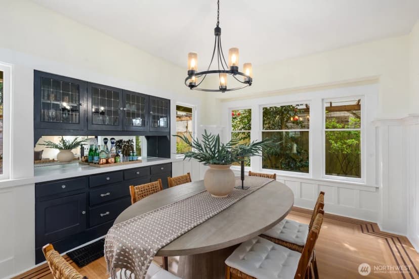 Property photo for 2556 10th Avenue W, Seattle photo 10