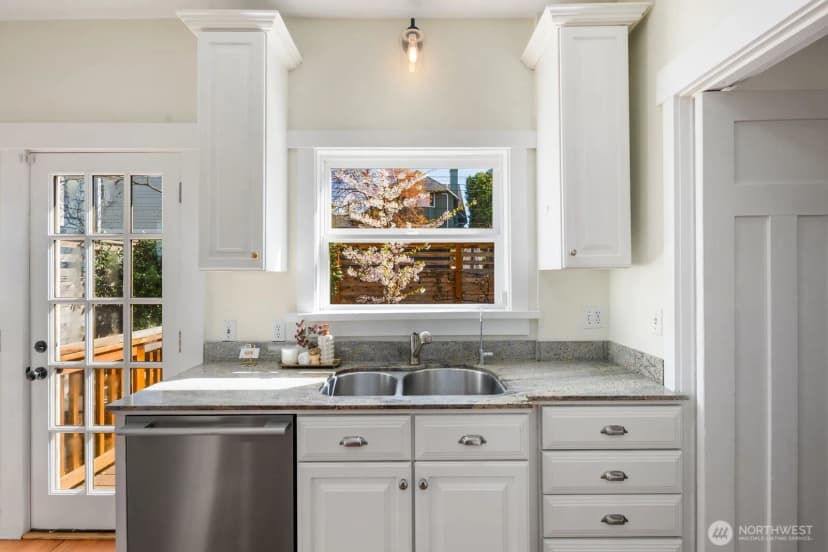 Property photo for 2556 10th Avenue W, Seattle photo 13