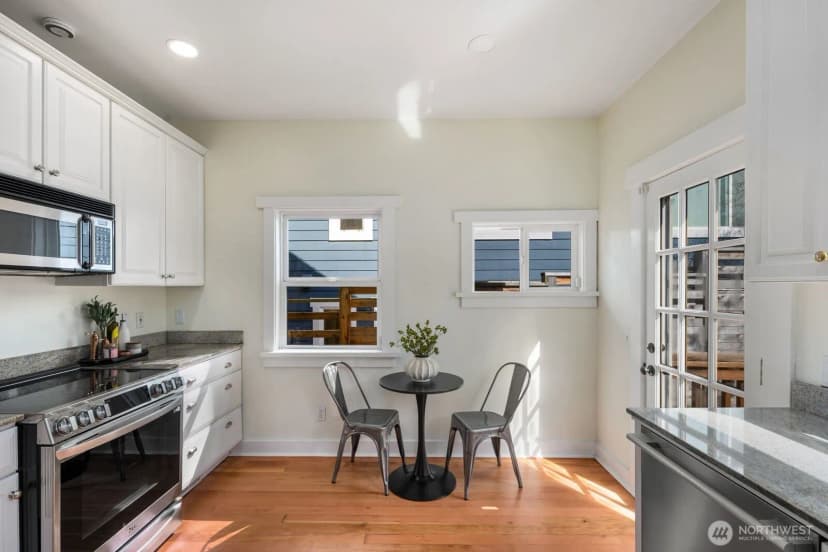 Property photo for 2556 10th Avenue W, Seattle photo 12