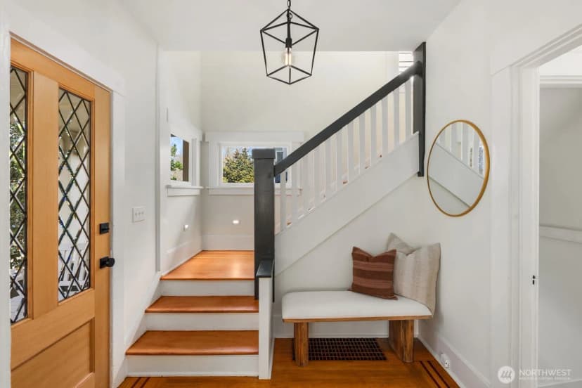 Property photo for 2556 10th Avenue W, Seattle photo 4