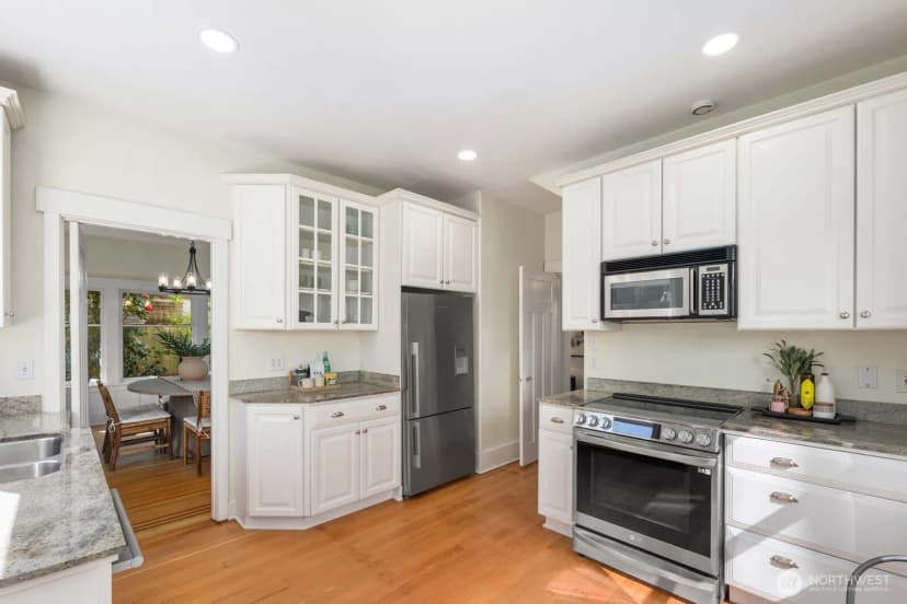 Property photo for 2556 10th Avenue W, Seattle photo 16