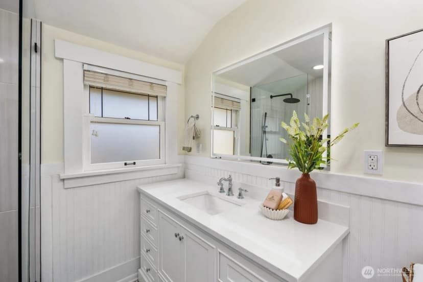 Property photo for 2556 10th Avenue W, Seattle photo 22
