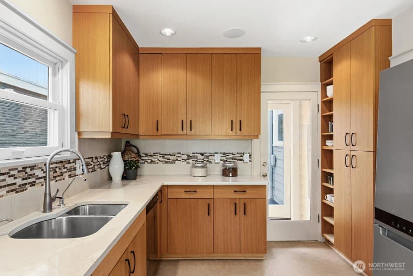 Property photo for 2514 Lake Park Drive S, Seattle photo 11