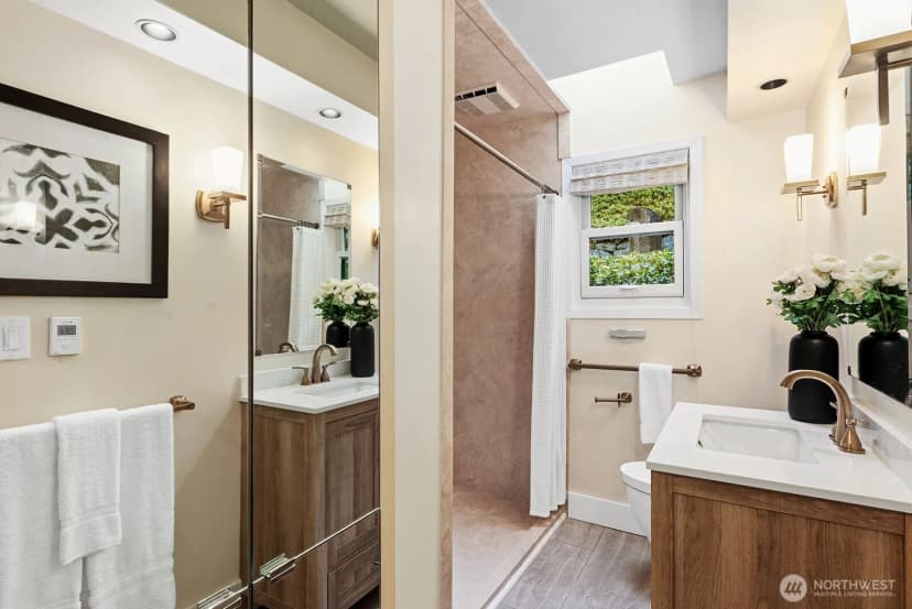 Property photo for 2514 Lake Park Drive S, Seattle photo 17