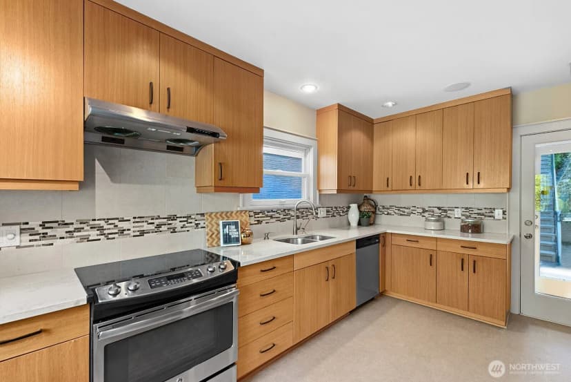 Property photo for 2514 Lake Park Drive S, Seattle photo 10