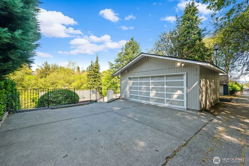 Property photo for 2514 Lake Park Drive S, Seattle photo 36