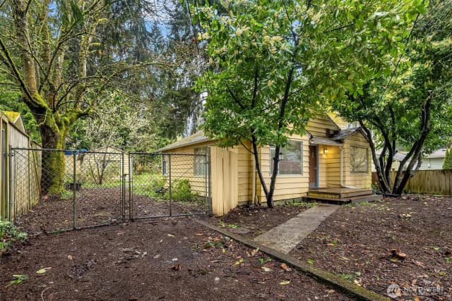 Property photo for 15527 Wallingford Avenue N, Shoreline photo 2