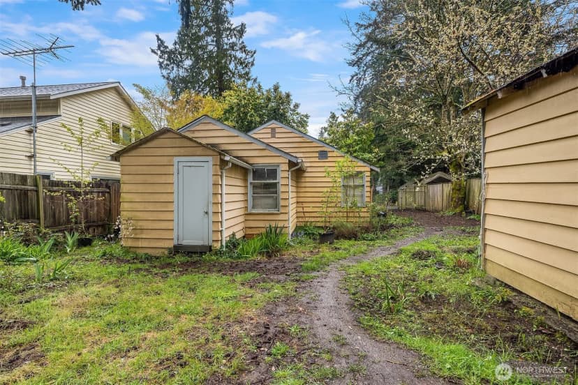 Property photo for 15527 Wallingford Avenue N, Shoreline photo 12