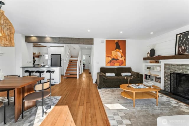 Property photo for 6010 49th Avenue Sw, Seattle photo 2