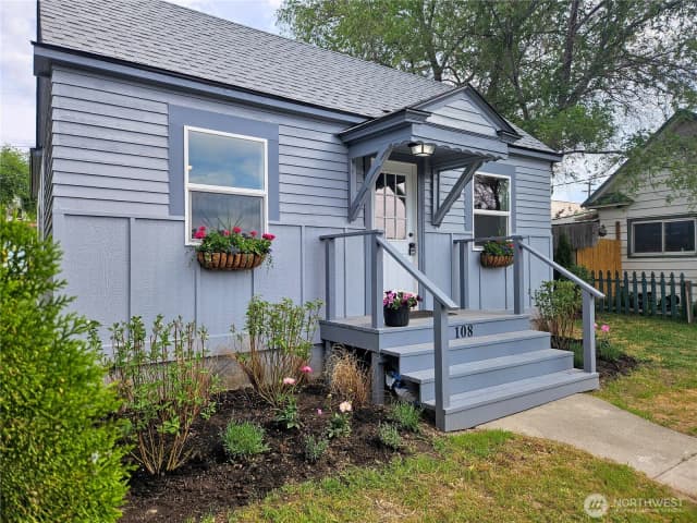 Property photo for 108 W 3rd Street, Lind