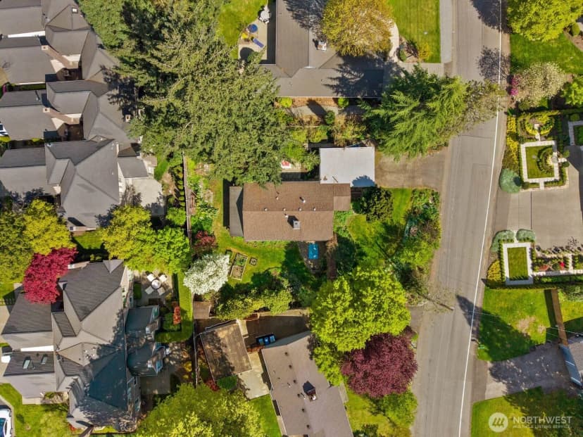 Property photo for 10434 Ne 17th Street, Bellevue photo 32