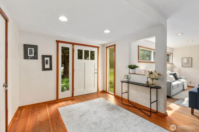 Property photo for 10434 Ne 17th Street, Bellevue photo 5